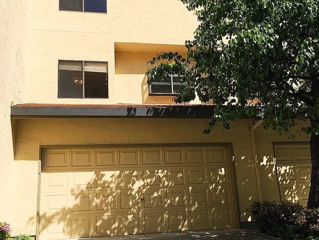 Building Photo - Welcome home to this bright, spacious, top-floor unit in a highly desirable community