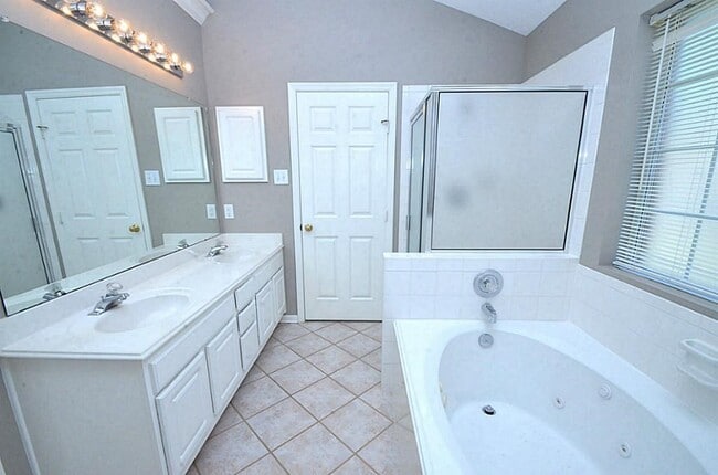 Building Photo - 4611 Silverlake Dr