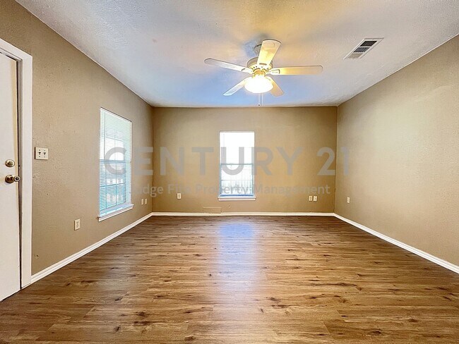 Building Photo - Charming 3/2 in Denton Ready for Move-In!