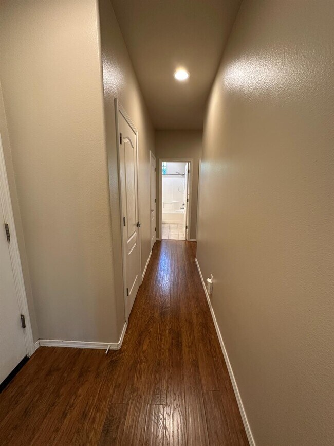 Building Photo - 5541 N Plum Ln