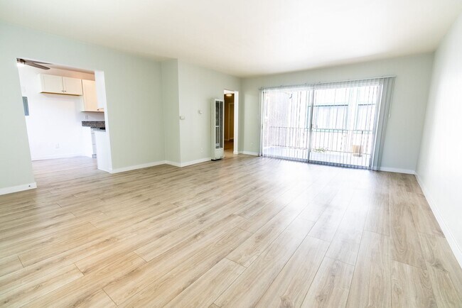 Interior Photo - 18404 Vincennes Street