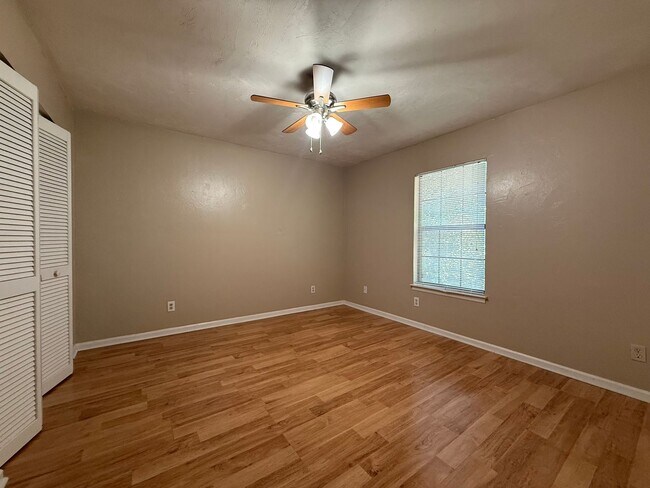 Building Photo - Upstairs Pointe East unit available now!!!