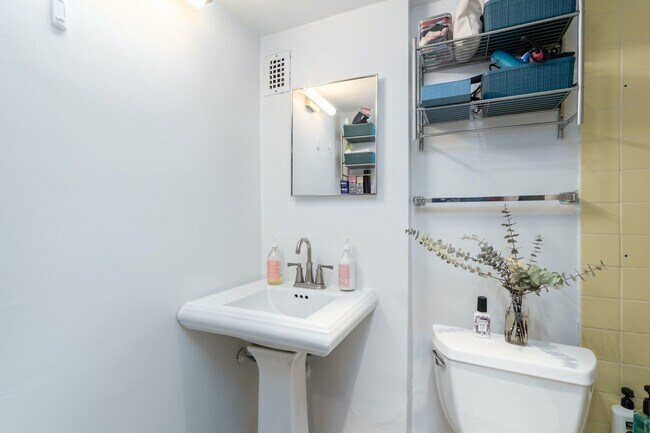 Building Photo - Sunlit 1BR Apartment with a Versatile Second Room at Claridge House