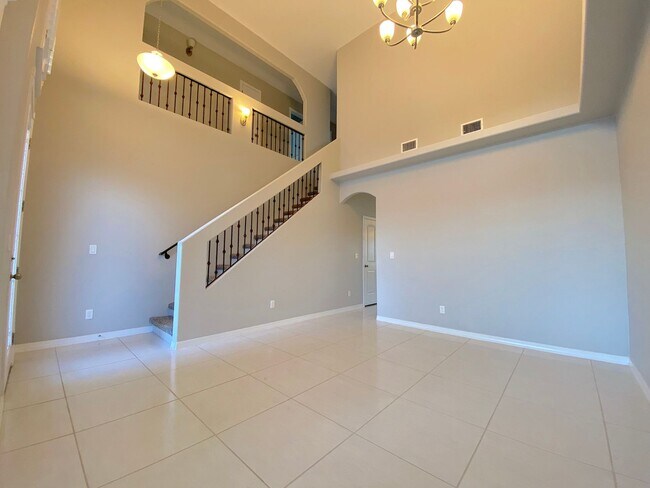 Building Photo - Spacious 4 Bedroom Refrig A/C Home