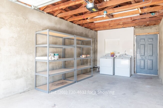 Building Photo - 4 Bedroom, 2 Bath House with Garage