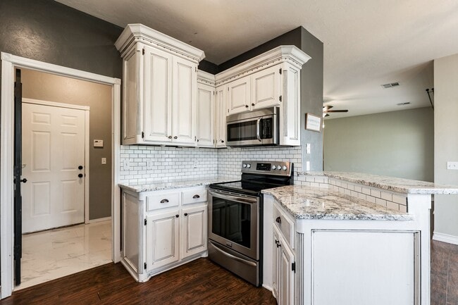 Building Photo - 1605 Silver Oak Dr