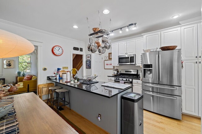 Building Photo - Beautiful, Spacious and Convenient in the HEART of DC