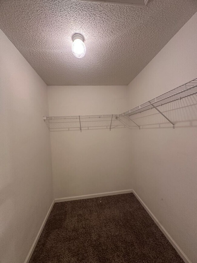 Building Photo - 105 S Spring View Dr