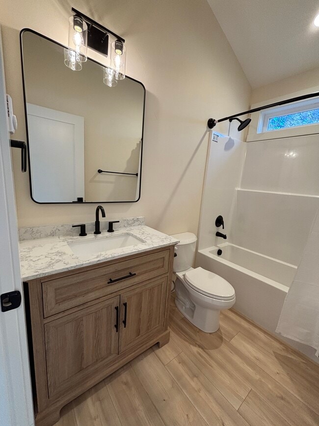 Building Photo - 480 SE Reed Market Rd