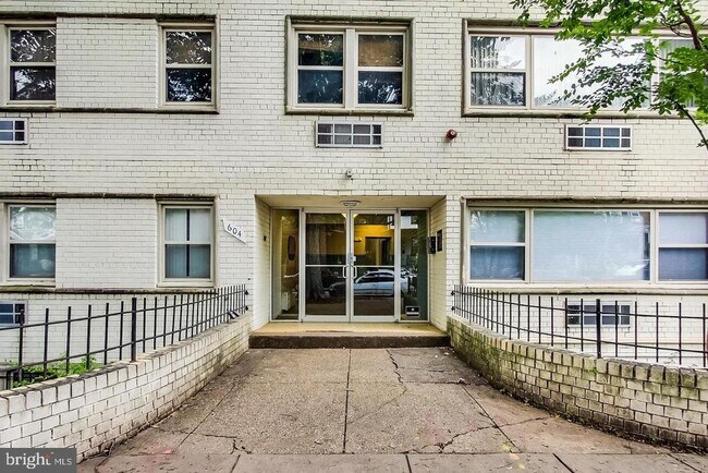 Building Photo - 604 Longfellow St NW