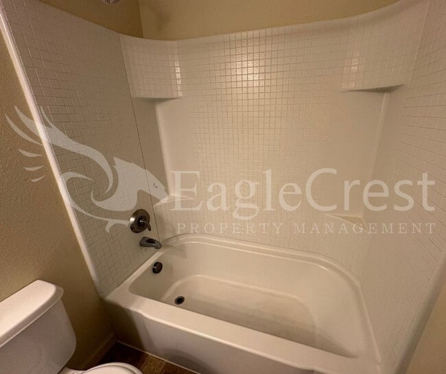 Building Photo - Two Bedroom Upstairs Unit in The Vineyards HOA **Half Off 2nd Month Rent**