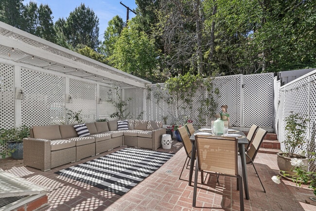 Building Photo - 5845 Topanga Canyon Pl