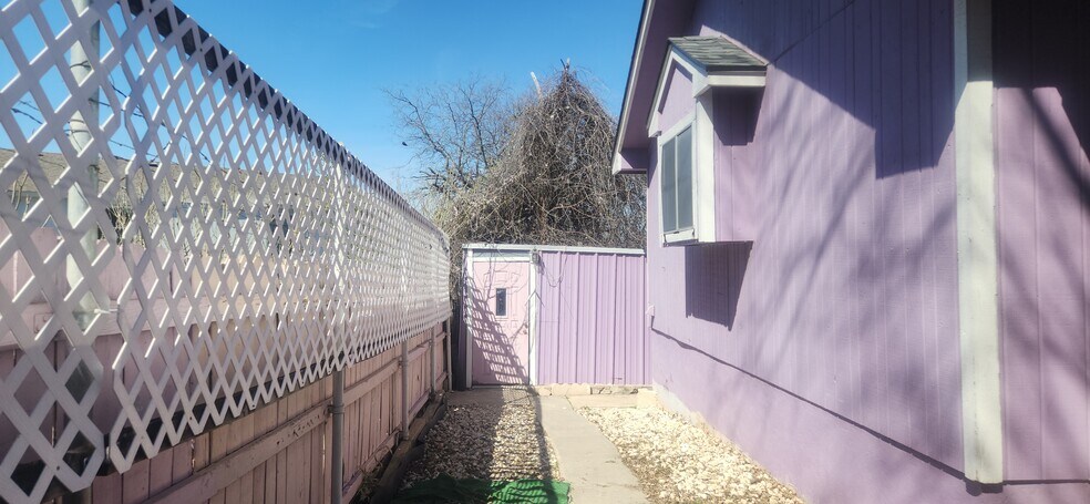 Building Photo - 605 E Applegate Dr