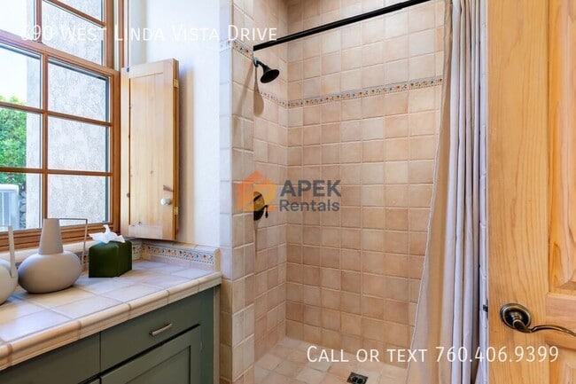 Building Photo - 690 W Linda Vista Dr