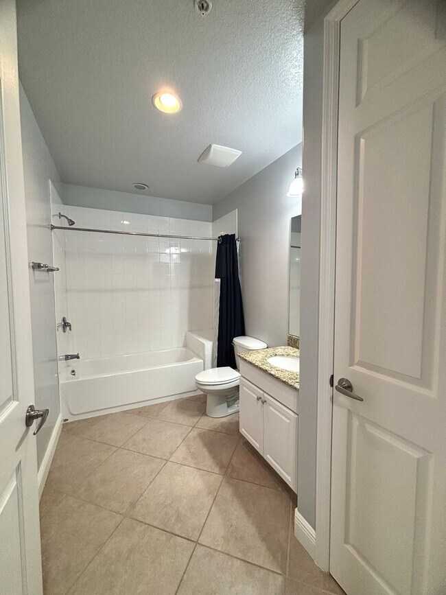 Building Photo - Spacious 3 Bed, 2 Bath Condo with 1 Car Ga...