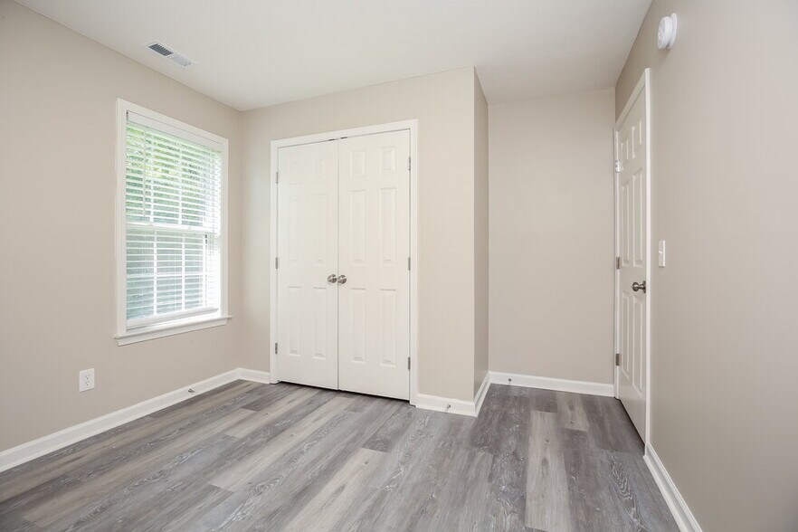 Building Photo - 1585 Ridgemont Dr