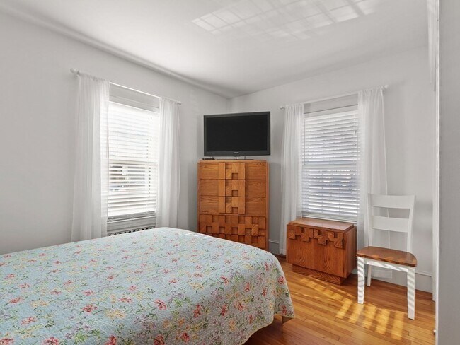 Building Photo - 116 Tolman St