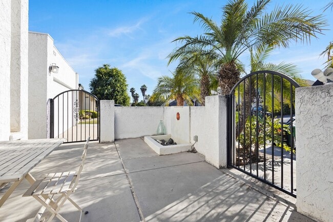 Building Photo - 3 Bedroom 2 Bathroom home available NOW