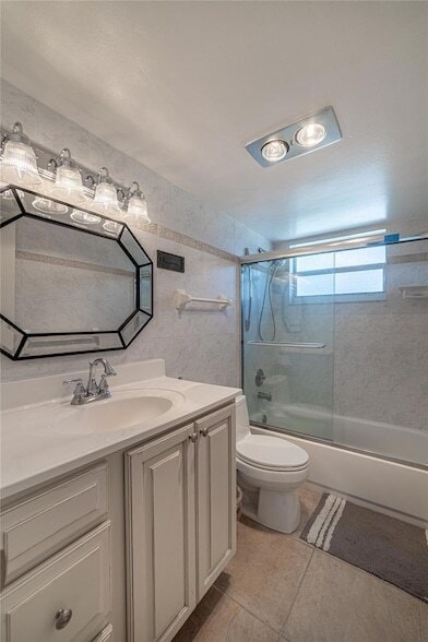 Building Photo - 701 Lori Dr