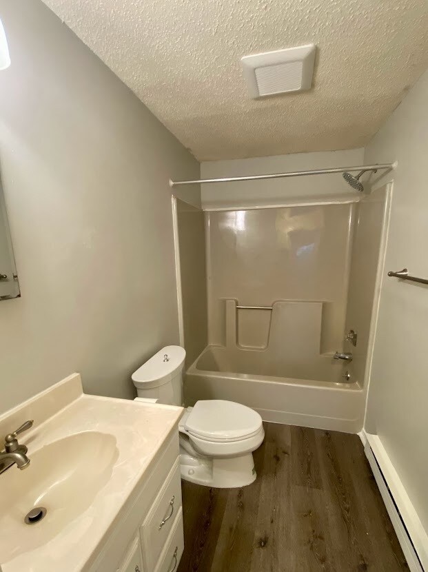 2nd floor Full bathroom - 30 Clayton St