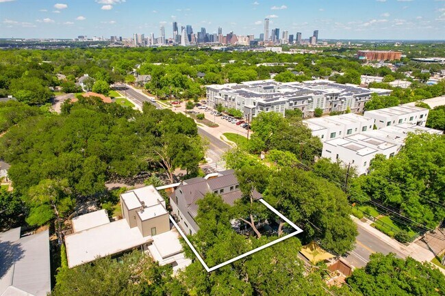Building Photo - 2300 Bluebonnet Ln