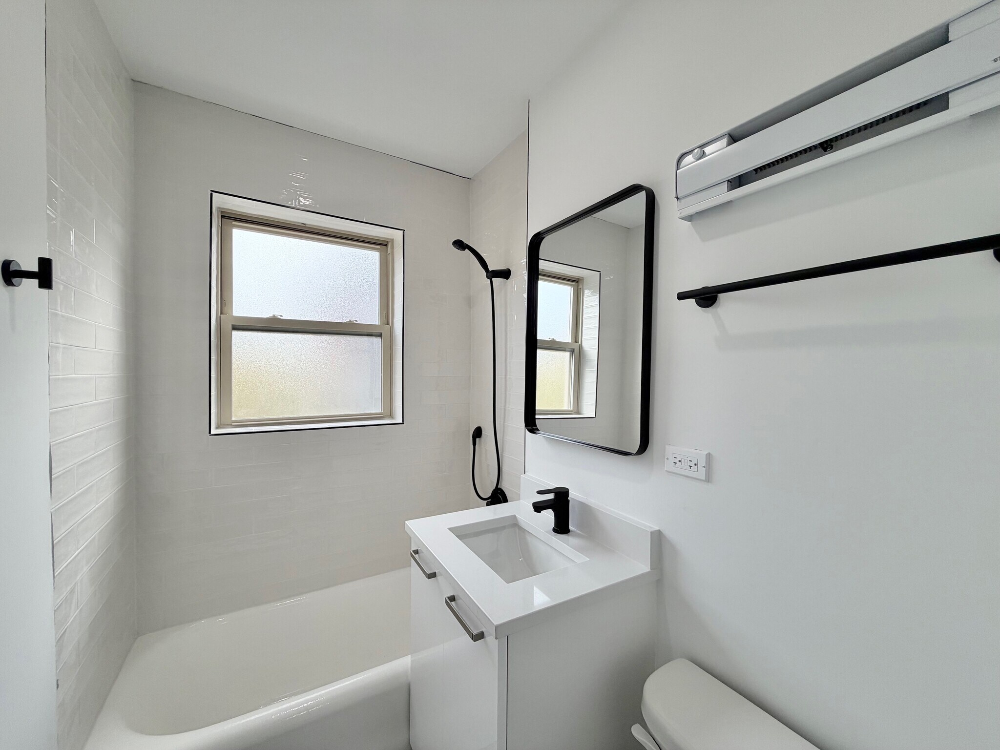 Building Photo - 5647 N Ashland Ave