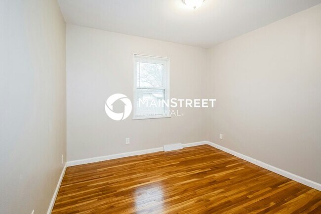 Building Photo - 3 Bedroom Pet-Friendly Home in ST CHARLES,...