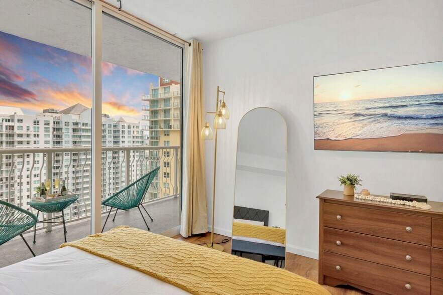 Building Photo - 1200 Brickell Bay Dr