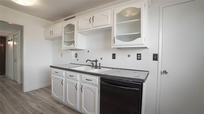 Building Photo - 2115 Chatsworth Rd