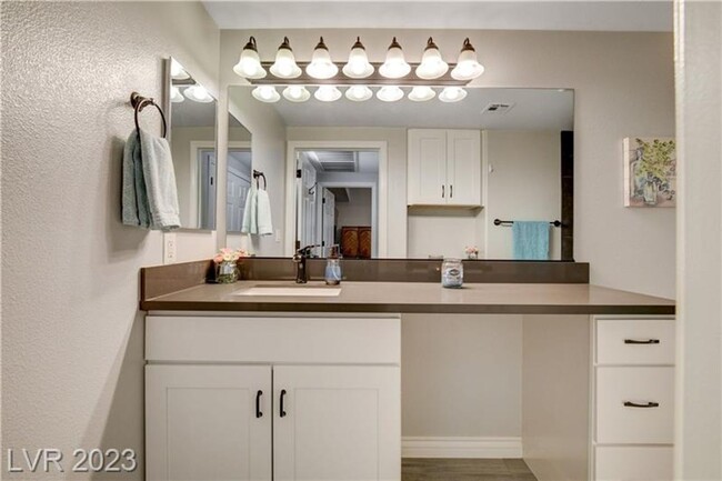 Building Photo - Gorgeous One Bedroom Condo in the Southwes...