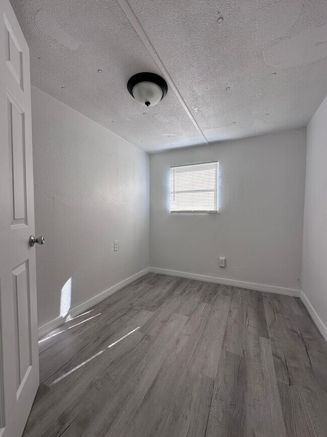 Building Photo - 2Bed 1Bath Rent To Own in Zephyrhills, FL