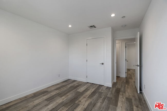 Building Photo - 5645 Willowcrest Ave