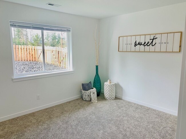 Building Photo - Newer 3 bedroom 2 bath house in Sutherlin