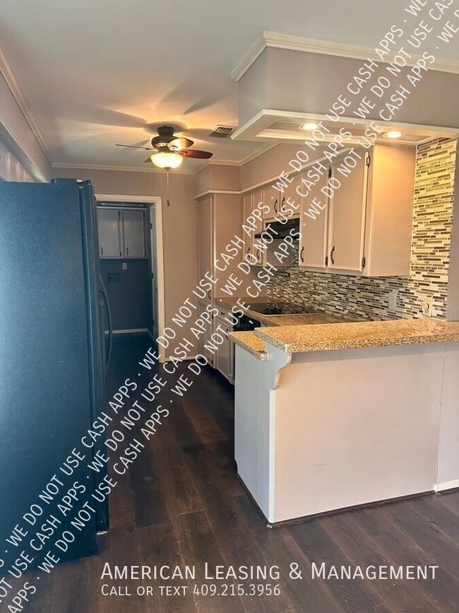 Building Photo - 704 Willow Oak St