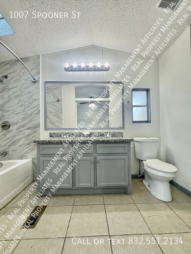 Building Photo - 1007 Spooner St