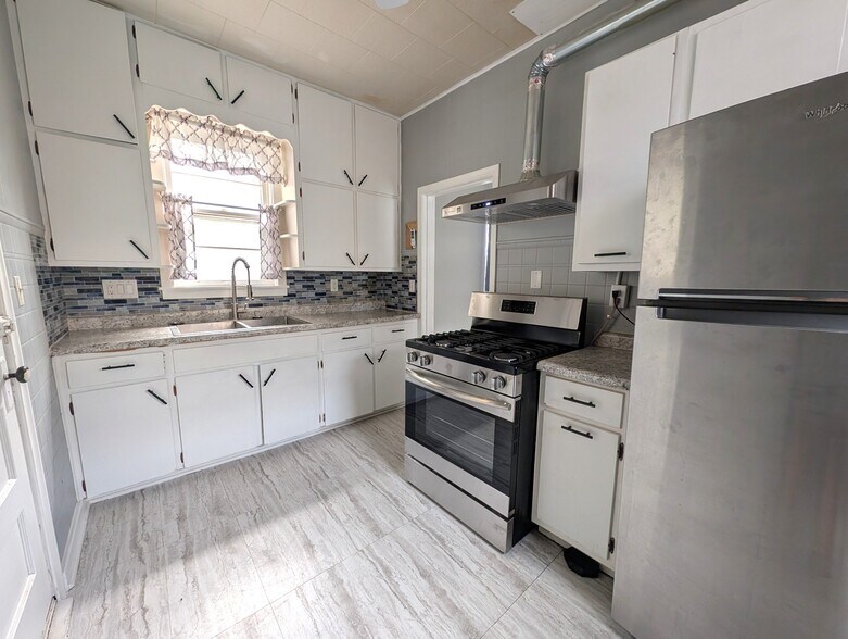 Building Photo - 2347 S 8th St