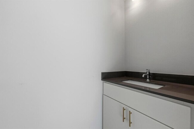 Building Photo - 2002 E 7th St