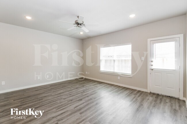 Building Photo - 610 Ava Trl
