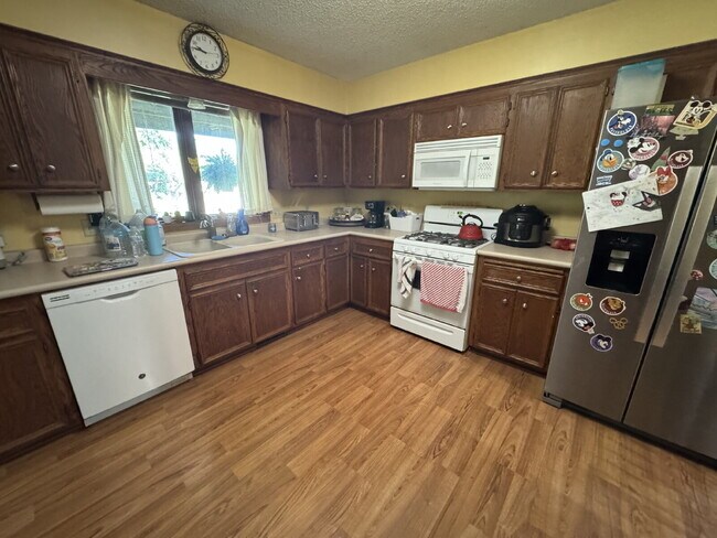 Building Photo - Charming 4-Bed Lakeville Home with Spacious 2000 Sq Ft & Gleaming Neighborhood!"