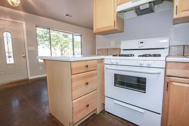 Building Photo - 202 Robinson Dr