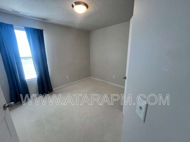 Building Photo - 1754 Oakwood Ln
