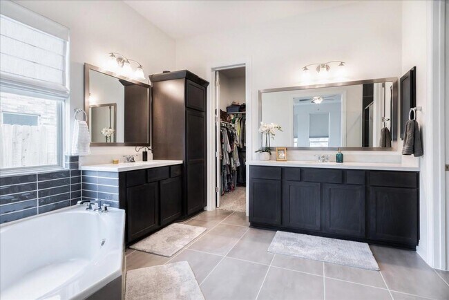 Building Photo - 5713 Fresno Ave