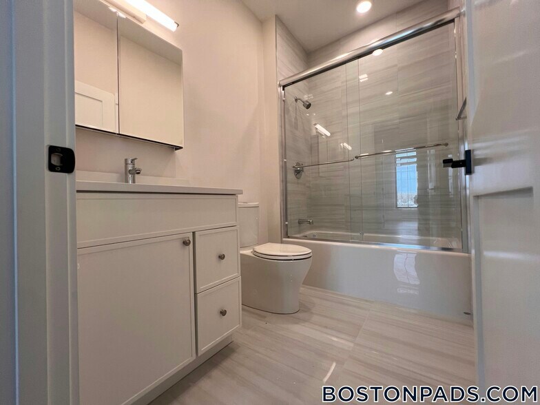 Building Photo - 157 Everett St