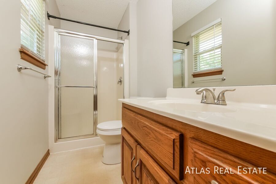 Building Photo - 1610 Cove Dr