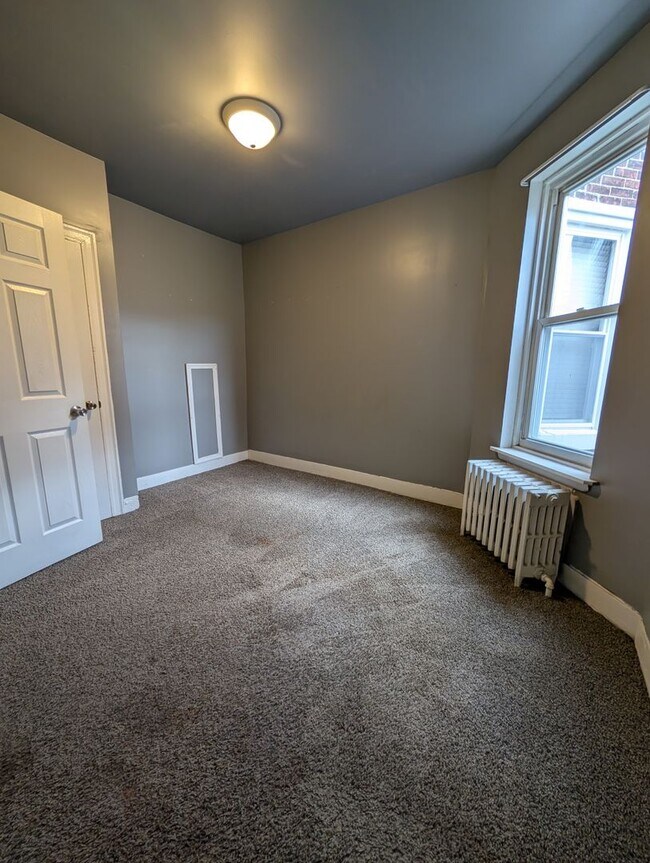 Building Photo - Well-maintained home.