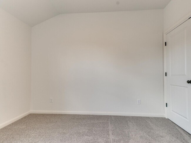 Building Photo - Luxury, Zero Maintenance Living Edmond Townhome