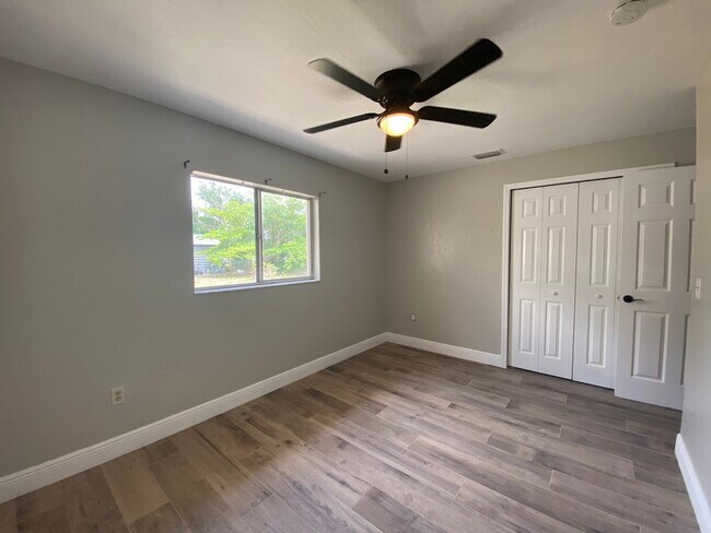 Building Photo - 2210 Marilyn Ln