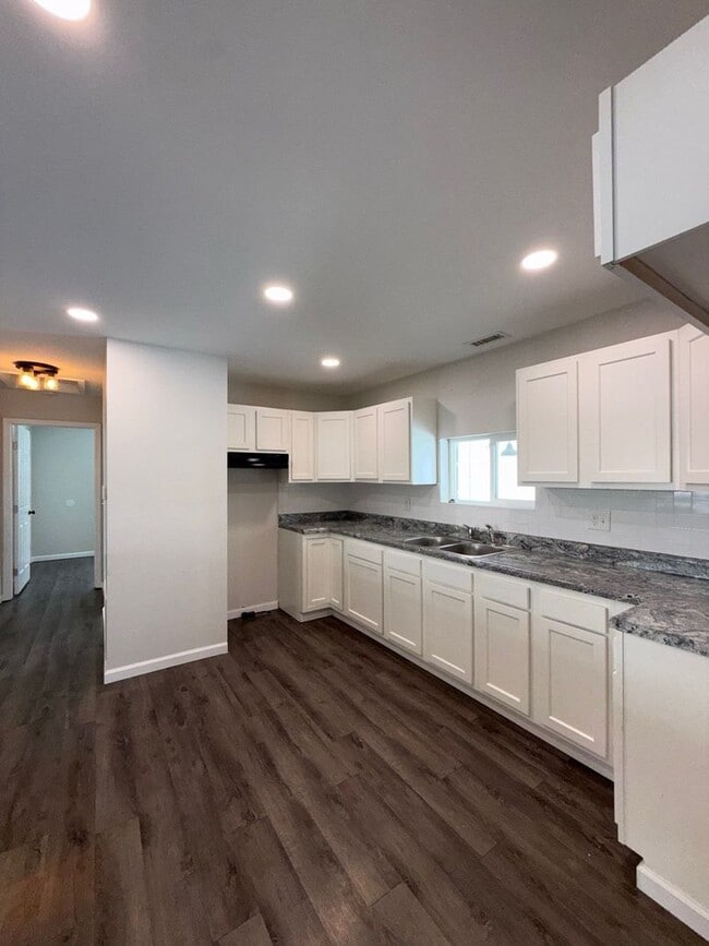 Building Photo - Modern & Spacious 3BR Home with Trendy Design Features and Large Yard! (NEAR TEAS VALLEY SCHOOL D...