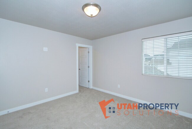 Building Photo - 5002 Evergreen Ln