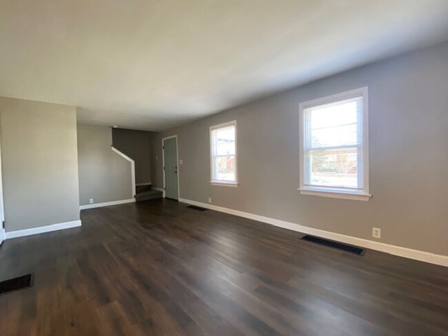 Building Photo - 2 Bedroom 1 Bathroom Home Available in Spr...